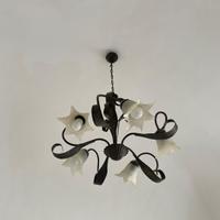 LAMPADARIO FERRO BATTUTTO.FOGLIE E 5 FIORI VETRO