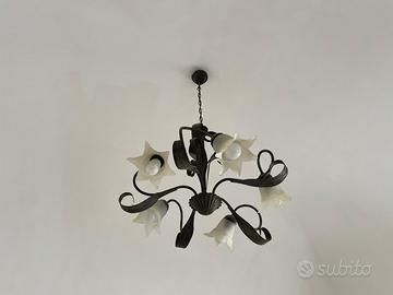 LAMPADARIO FERRO BATTUTTO.FOGLIE E 5 FIORI VETRO