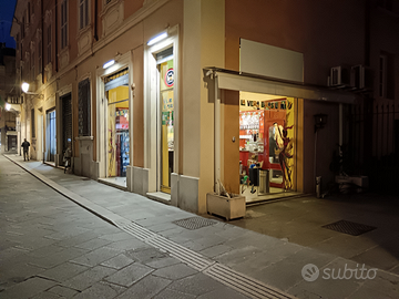 Bar con cucinetta e stesa esterna