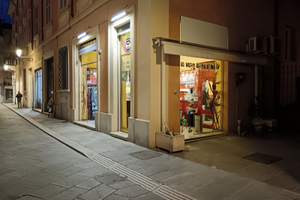 Bar con cucinetta e stesa esterna