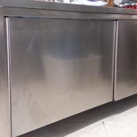 Tavolo armadiato con ante scorrevoli