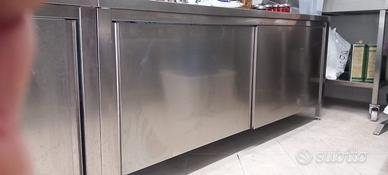 Tavolo armadiato con ante scorrevoli