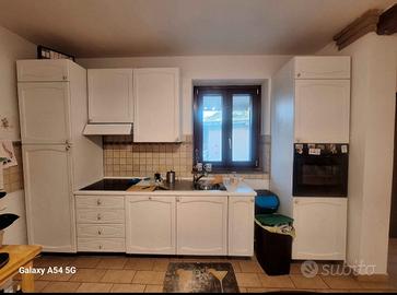 Cucina con elettrodomestici
