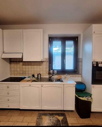 Cucina con elettrodomestici