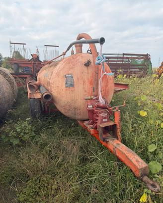 Vari attrezzi agricoli