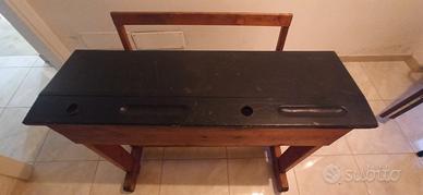 Banco scuola in legno.