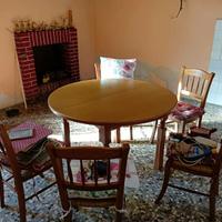 tavolo rotondo in legno con sedie