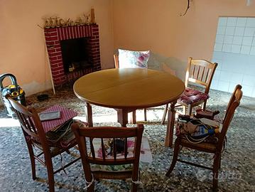 tavolo rotondo in legno con sedie