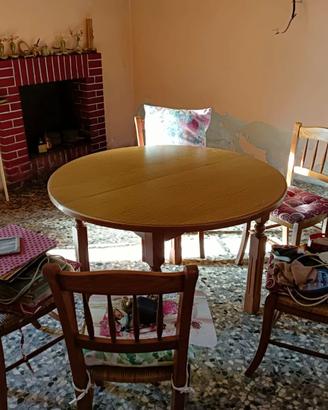 tavolo rotondo in legno con sedie