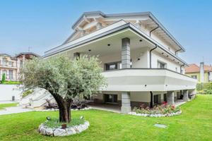Villa di 483 m² con più di 5 locali e box auto dop