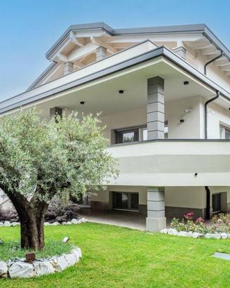 Villa di 483 m² con più di 5 locali e box auto dop