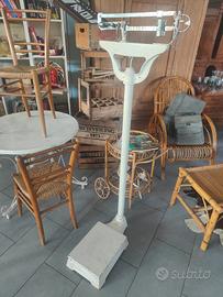 bilancia antica da farmacia in ghisa