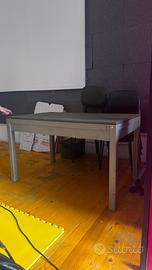 Scrivania in metallo e 6 sedie