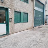 Porzione di capannone, uffici e magazzino a Spini