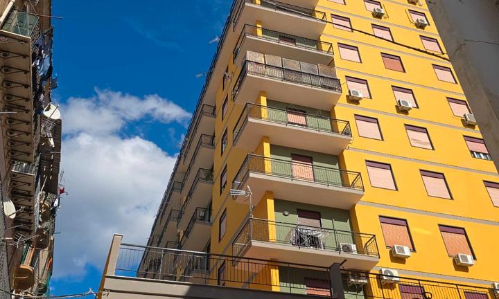 Comodo 3 vani con 120 mq di terrazzo