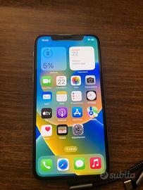 iPhone X 64 GB con battery case 6500 mAh e cover