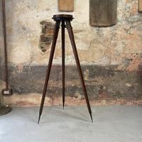 Vecchio treppiedi primi del 900 in legno e ferro