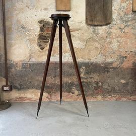 Vecchio treppiedi primi del 900 in legno e ferro