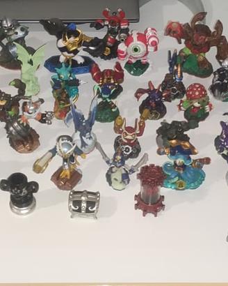41 Skylanders + 4 Veicoli + 3 Accessori + 5 Basi