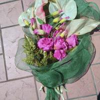 composizione con fiori artificiali 