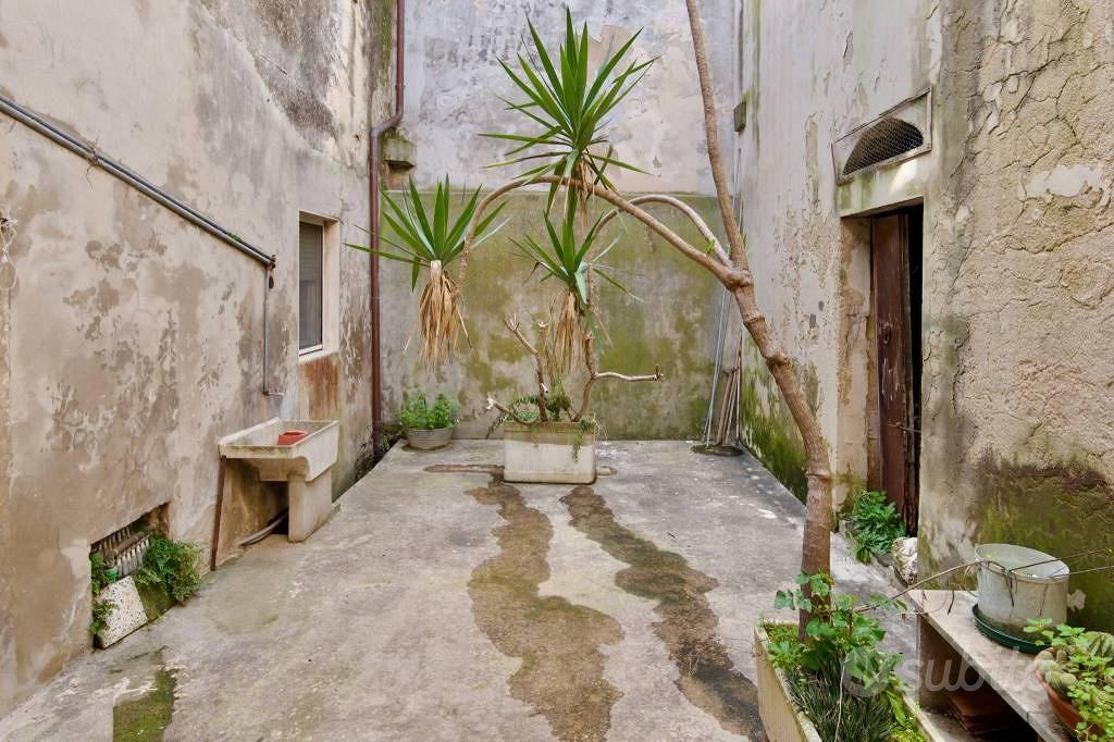 Appartamento di 300 m² con più di 5 locali e box a - Vista 2
