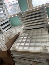 Tavoli in plastica, quadrati da quattro posti