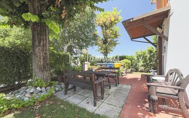 Villa bifamiliare con giardino in zona tranquilla