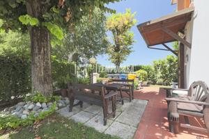 Villa bifamiliare con giardino in zona tranquilla