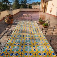 tavolo in ferro battuto con maioliche vietresi