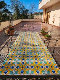 tavolo in ferro battuto con maioliche vietresi