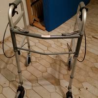 Letto regolabile, sedia per vasca e deambulatore.