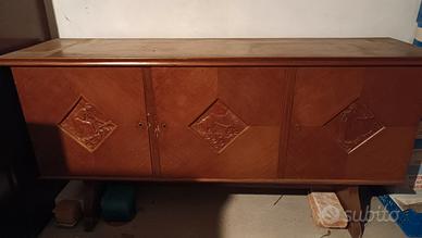 Mobile in legno con decori