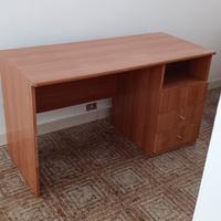  scrivania con sedia e porta pc