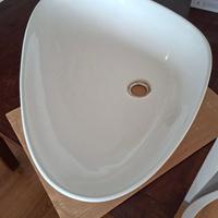 Lavabo da appoggio in ceramica bianca.