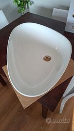 Lavabo da appoggio in ceramica bianca.