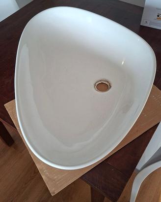 Lavabo da appoggio in ceramica bianca.