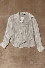 Blusa Zara bianca perlata con nodo frontale