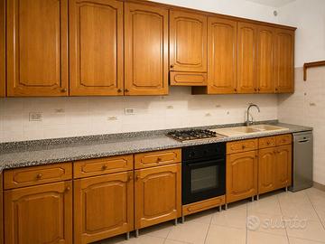 Cucina completa con tavolo, panca e 3 sedie