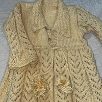 Vestitino per neonata fatto a mano all’uncinetto