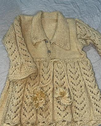 Vestitino per neonata fatto a mano all’uncinetto