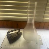 Ferro in ghisa antico e paralume