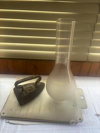 Ferro in ghisa antico e paralume