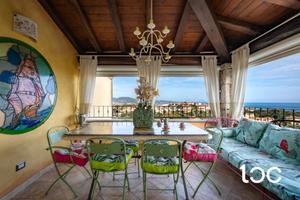 Ampia porzione immobiliare con piacevole vista mar