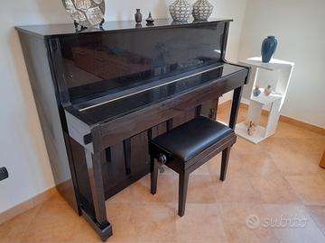 Pianoforte verticale a parete