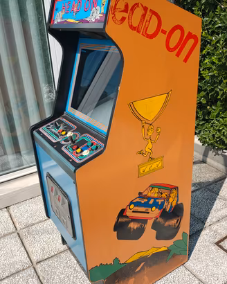 Cabinato arcade.