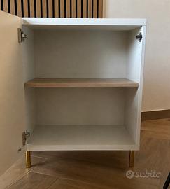 Mobiletti bianchi con piedini in ottone