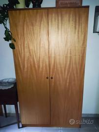 Armadio da ingresso con appendi giubbino cappotto