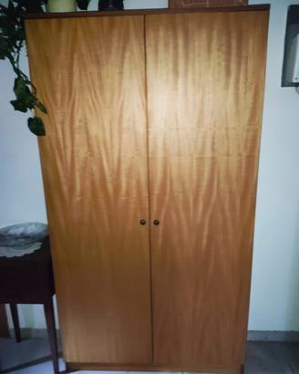 Armadio da ingresso con appendi giubbino cappotto