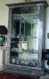 Preziosa Vetrina in “Corallo fossile tassellato”