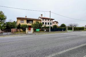 Casa bifamiliare con ampi spazi e giardino a du...